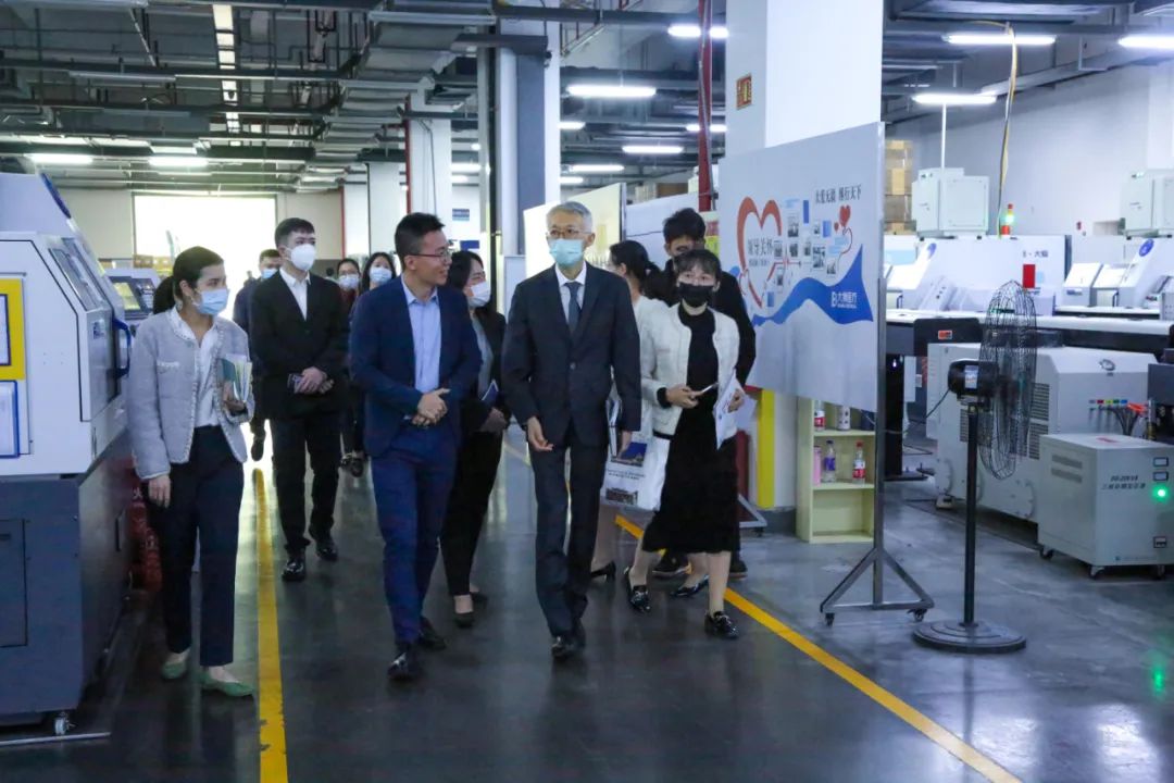 El cónsul general de Tailandia en Xiamen y su delegación visitaron Double Medical para realizar investigaciones.
